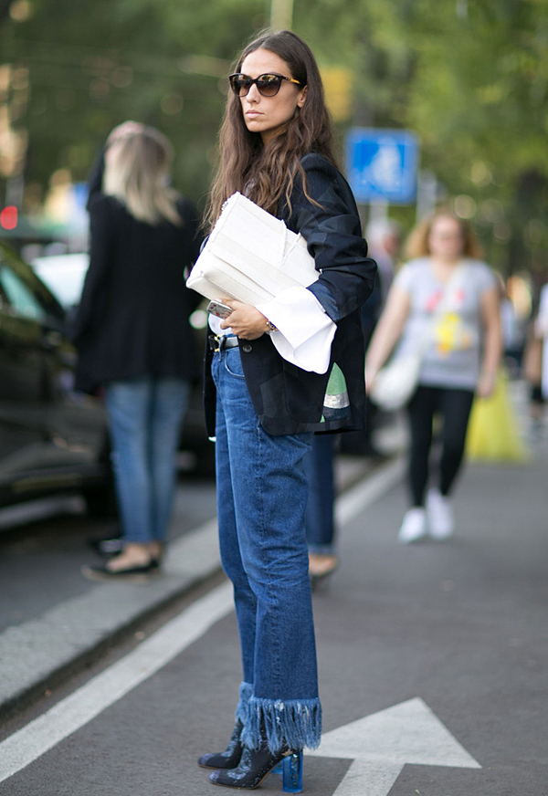 奶茶色短靴和复古蓝牛仔裤搭配吗,直筒牛仔裤搭配马丁短靴