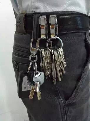 为什么有些男人喜欢在皮带上挂串钥匙？|小南都知道