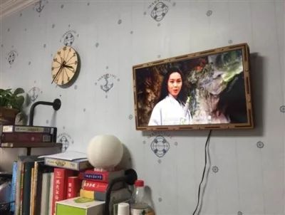 如何用电脑显示器变成电视显示屏,旧电脑屏幕怎么变成智能电视