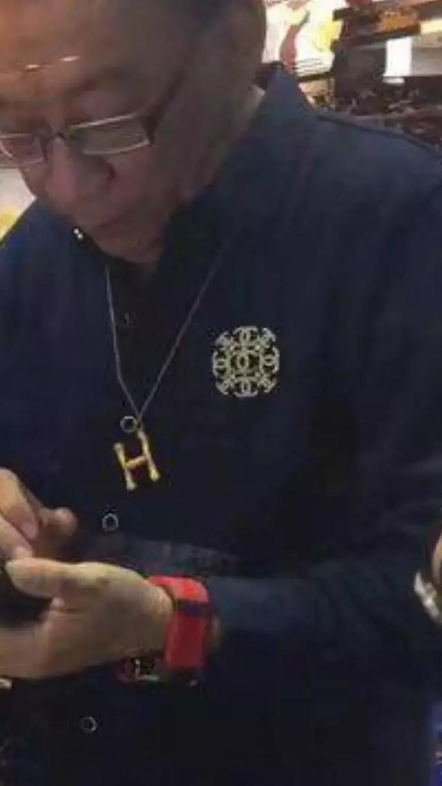 侯耀华购买皮具的地方,侯耀华送女徒弟10万名牌包