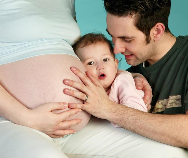 学习抚摸胎教的方法，亲子关系早早建立！