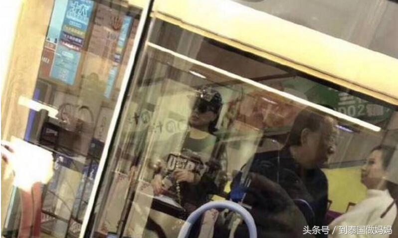 侯耀华超越范冰冰杨幂，成为新晋“带货男神”，白云皮具城火了！