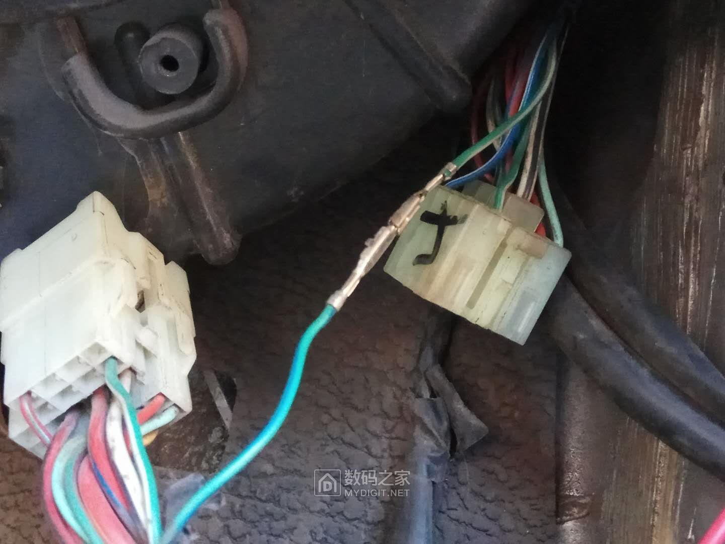 夏利刹车灯不亮的修理方法,夏利倒车灯常亮