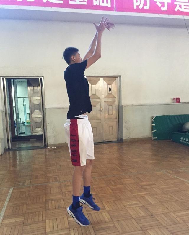 又一篮球天才横空出世！17岁身高2米16，将接班国手老爸