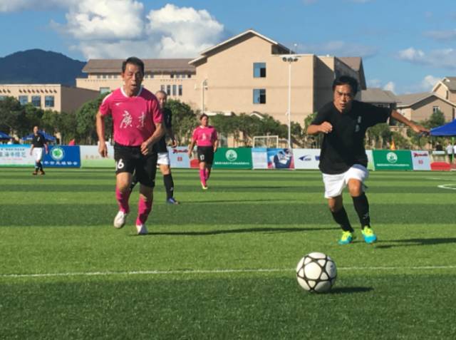 这个70岁的球友火遍我们的朋友圈，要踢到80岁