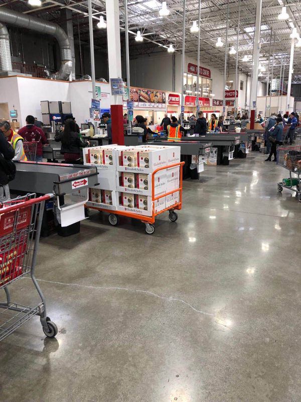 中国大妈海外战斗力尽显：一车车抢购化妆品，5分钟买空货架