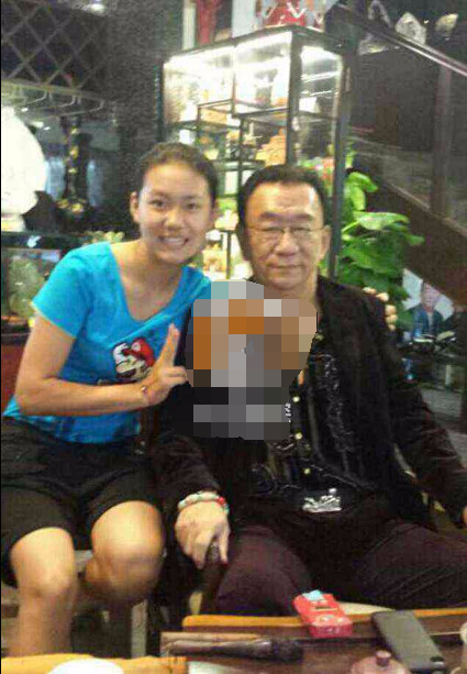 自称三国混血的安娜金和侯耀华三胞胎外甥女做的是同款脸吧?