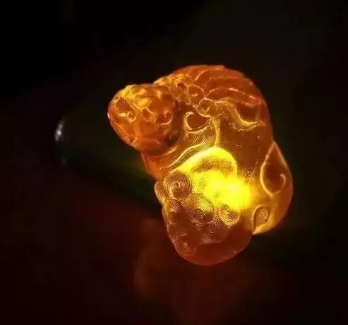 我的琥珀摔断了，雕刻师把残品变成完品，赞一个