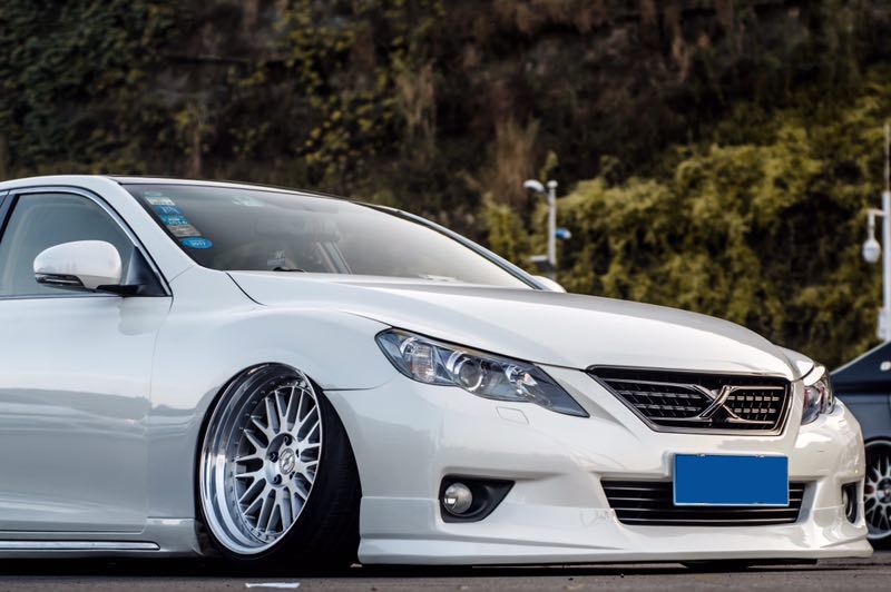 受玩车老爸影响从小就喜欢改装，长大后把锐志改成撩妹大后超！