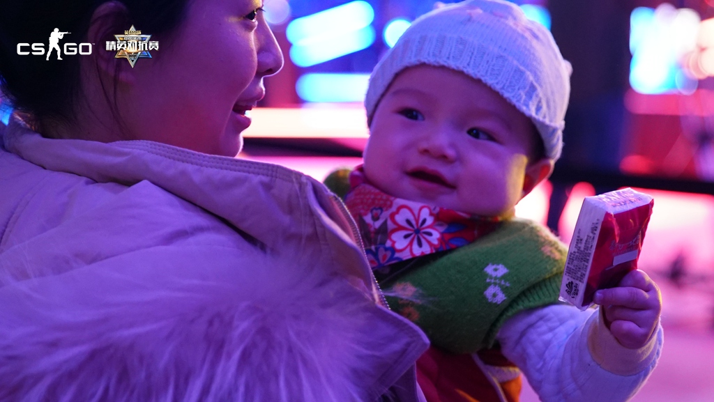 玩CSGO时如何把老婆变成小迷妹？带她看一场你的电竞比赛就对了