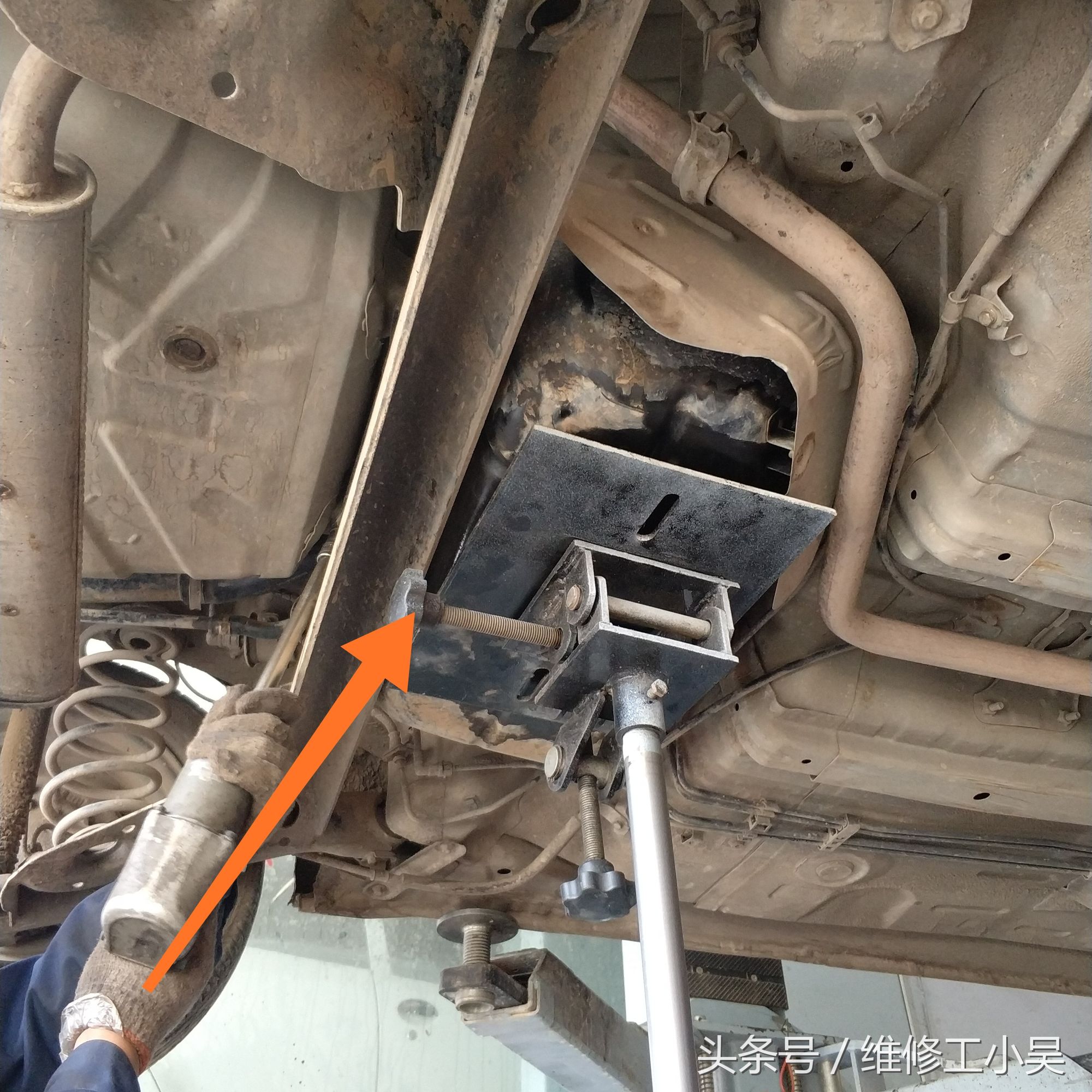 比亚迪轿车有汽油味道怎么解决,比亚迪新车车里有一股烧焦味道