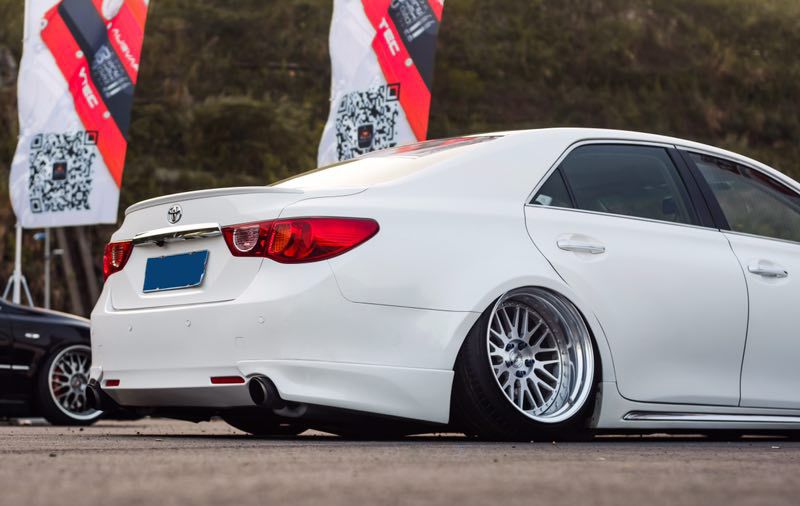 受玩车老爸影响从小就喜欢改装，长大后把锐志改成撩妹大后超！