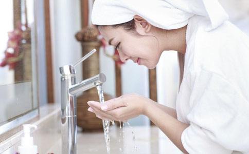 冬季怎么洗脸最好,冬季洗脸最好用啥洗脸