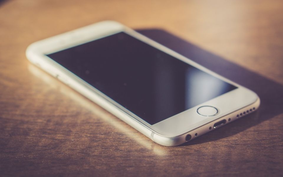 iphone手机屏幕碎了,iphone12手机屏幕鼓起来了