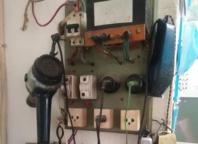 北京胡同剃头匠王师傅因直播剔光头走红金融系女大学生采访奇遇