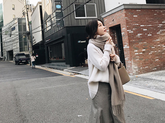 羊毛衫太宽了怎么样穿才洋气,哪种款式的羊毛衫单穿也很时尚