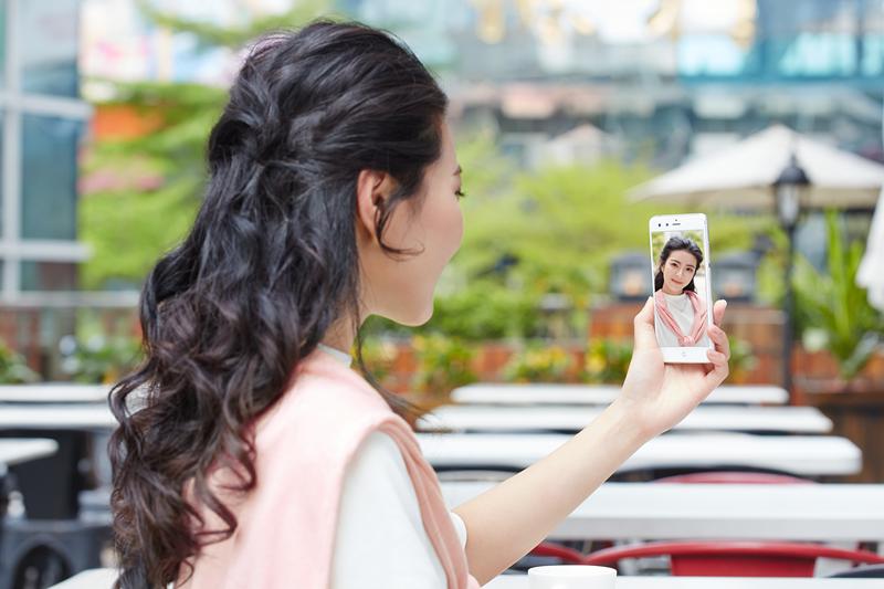 不跟风“月度演唱会”，这家手机品牌居然在发布会玩起了足球？