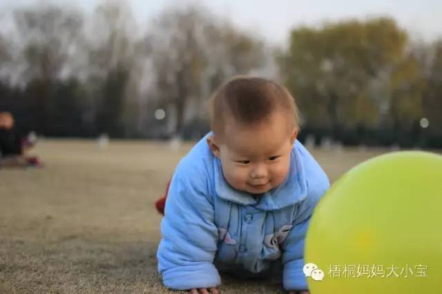 宝宝学走路学步带好还是学步车好,弯腰带娃学走路