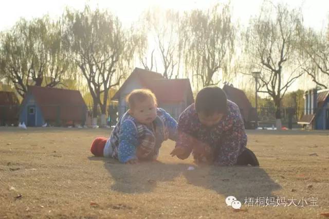 宝宝学走路学步带好还是学步车好,弯腰带娃学走路