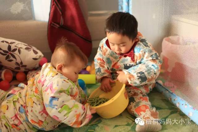 宝宝学走路学步带好还是学步车好,弯腰带娃学走路