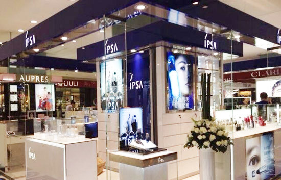 樱花妹子也要排队才能购买到的超人气化妆品专柜！