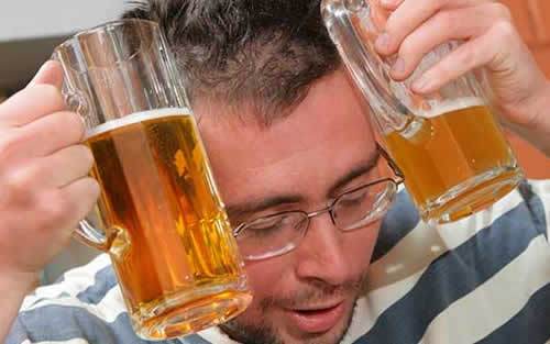 年纪轻轻的他却因为胃穿孔做了手术，原因是这样的