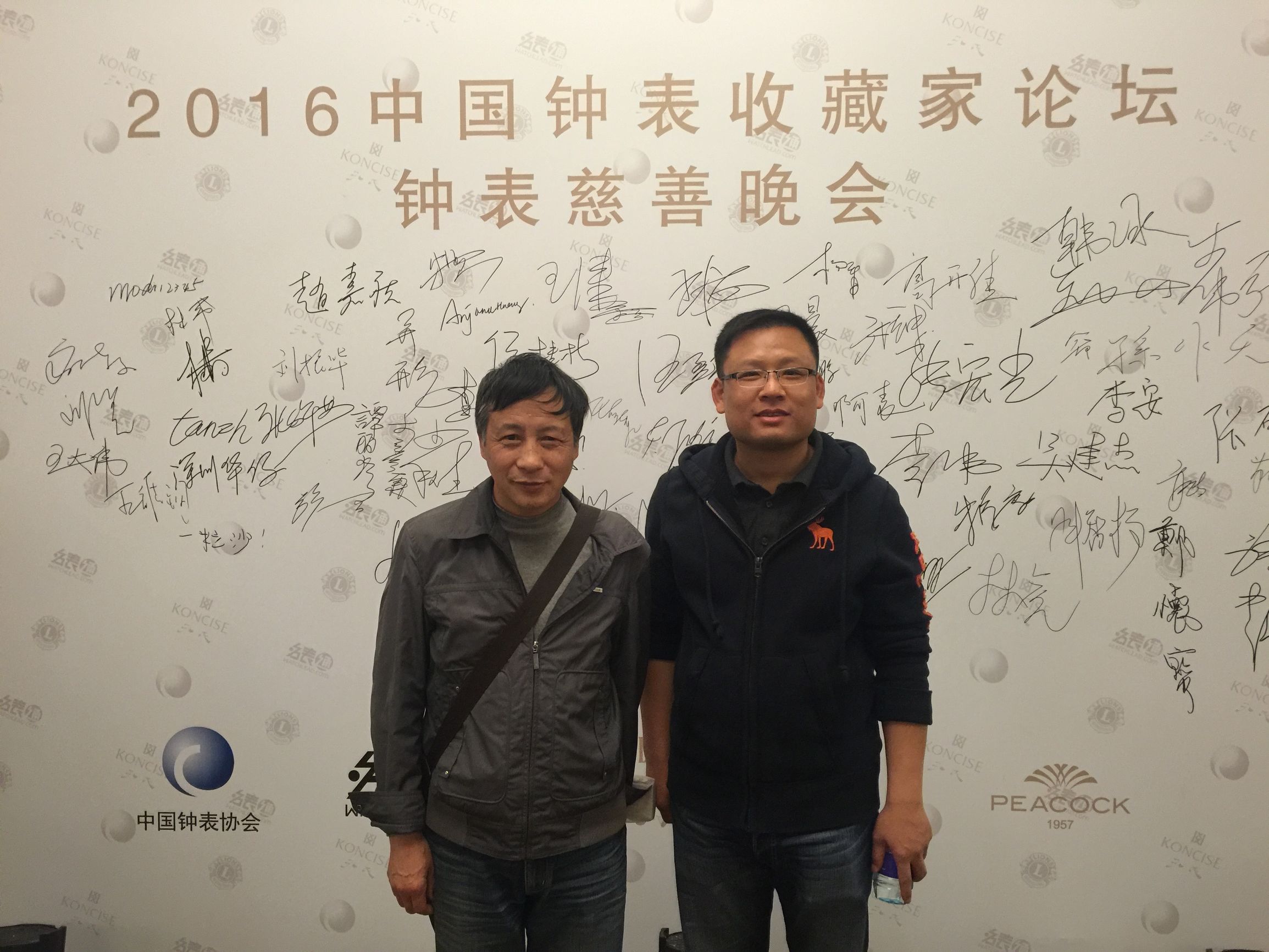 钟表收藏家展示自己的藏品,中国民间古董钟表收藏家