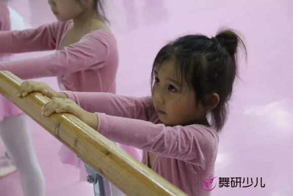 孩子学舞蹈不想学怎么办,孩子学舞蹈不愿意参加演出活动