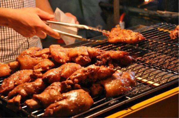 90后农村小伙创业视频,创业亏损百万摆摊卖猪蹄