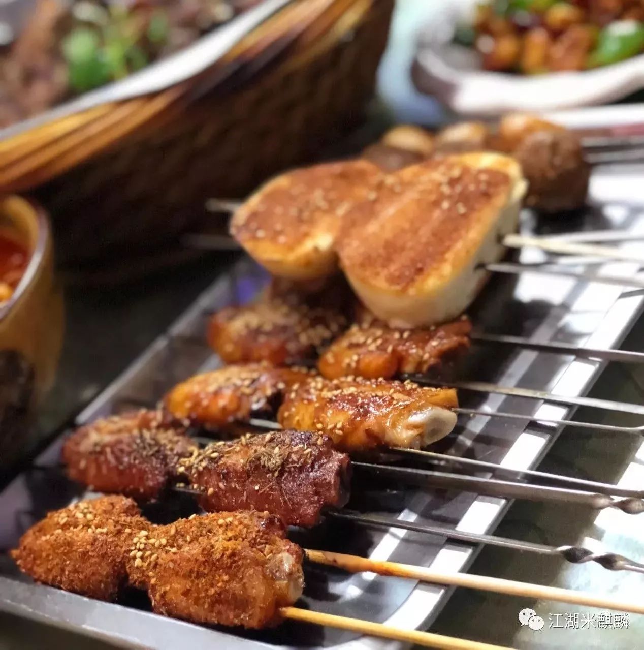 烤串香锅麻辣烫,开在网吧后的小饭馆,竟号称自己有“江湖味儿”