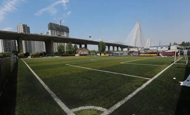 足球场红牌反转,足球场翻车事件