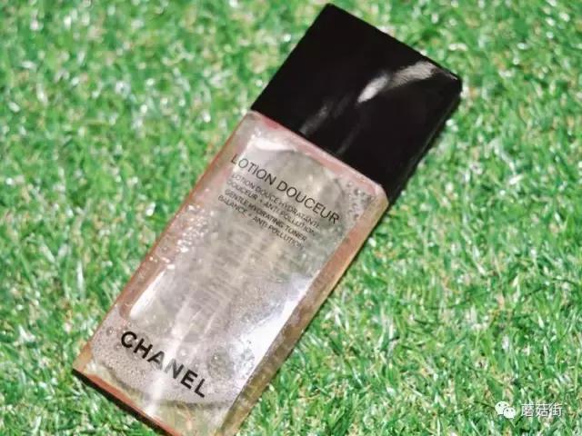 中年女士保湿补水一叶子护肤水,平价好用的护肤水测评