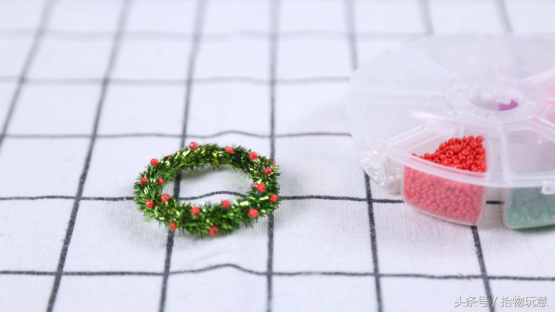 饮料瓶和毛根的结合，造就闪眼的小花环，见过的人都很想拥有