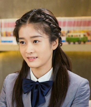 张雪迎气质婉约娇艳靓丽甜美灵动,张雪迎机场清爽造型少女感十足