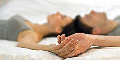 哺乳期妈妈可以亲吻宝宝吗,新手妈妈要跟月嫂一起住吗