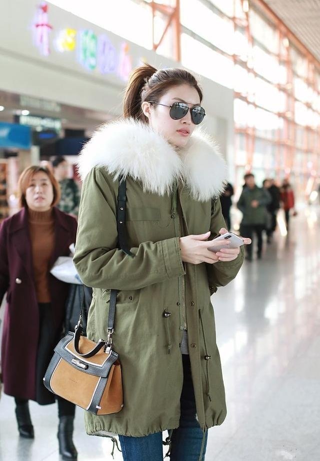 何穗和明星同台肤色对比,何穗穿礼服