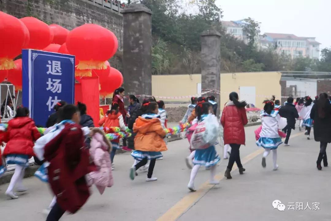 第三届中小*运学**动会开幕,花式表演拍手叫好,上万云阳人围观!