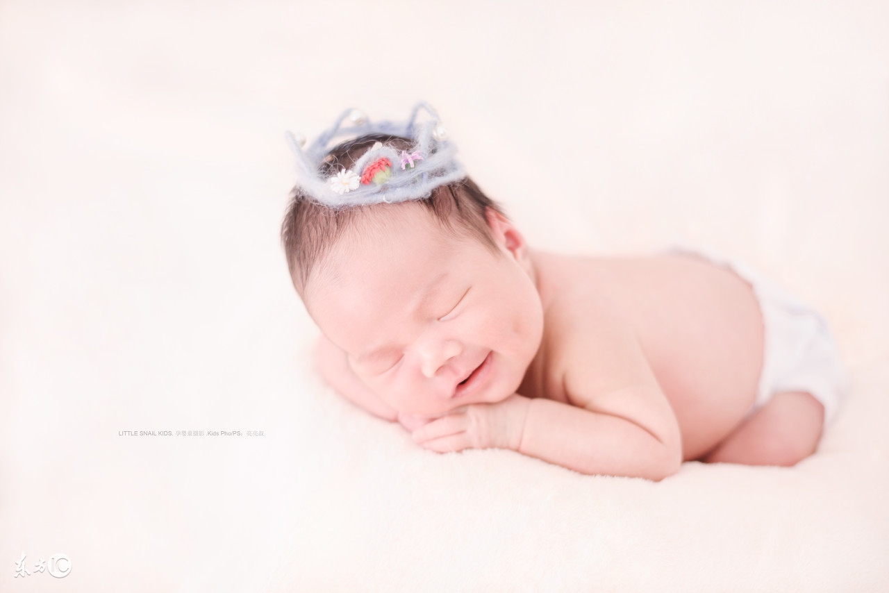 宝宝半夜哭闹非要玩,宝宝晚上闹觉能不能打