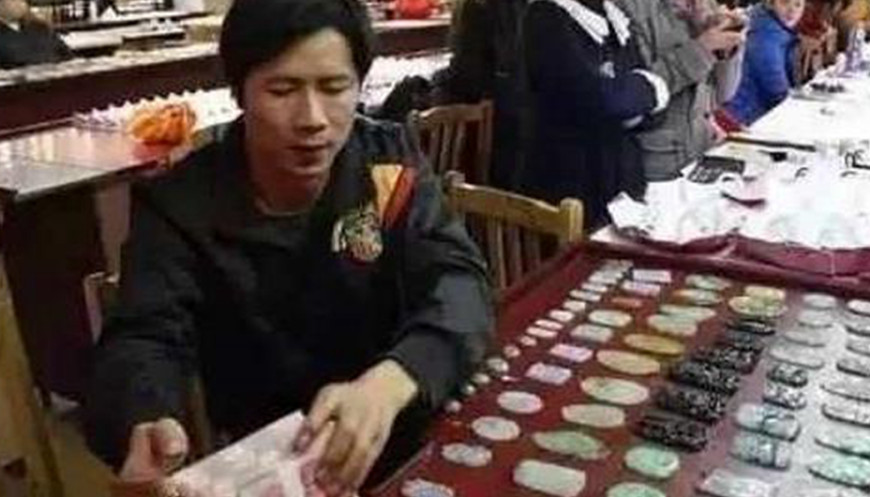 这群人，抽着6块钱的烟，住着50块的宾馆，却谈着上千万的生意？