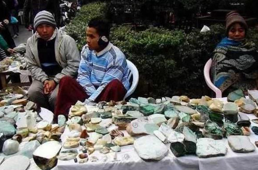 这群人，抽着6块钱的烟，住着50块的宾馆，却谈着上千万的生意？