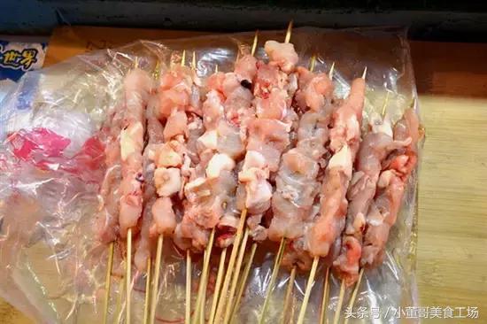 武汉一烧烤店推出烤鳄鱼,一天能卖3到5条,鳄鱼肉究竟是啥滋味?