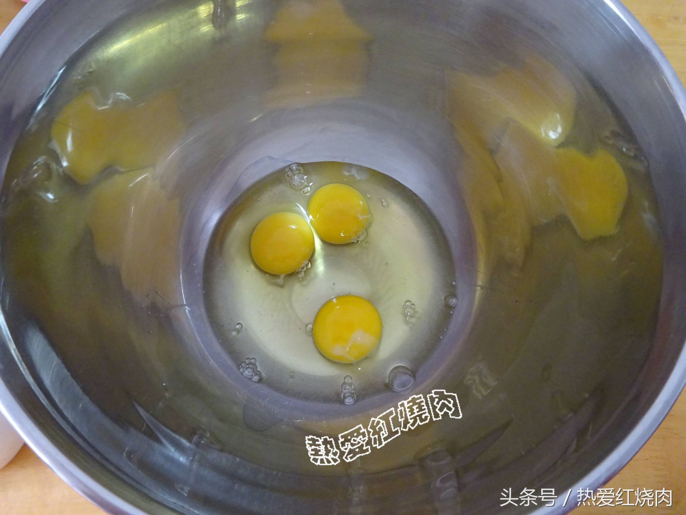 不用烤箱就能做出软绵绵的蛋糕,没有烤箱也能做的简单慕斯蛋糕