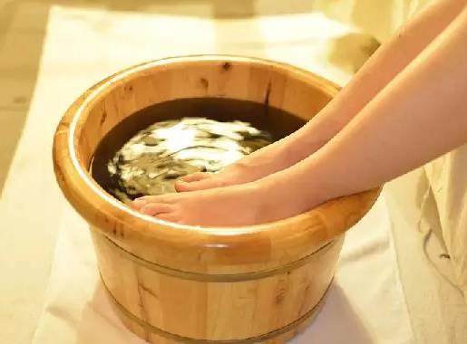 睡前的“短命”习惯，你最好一个不沾！嚼枸杞治疗失眠？