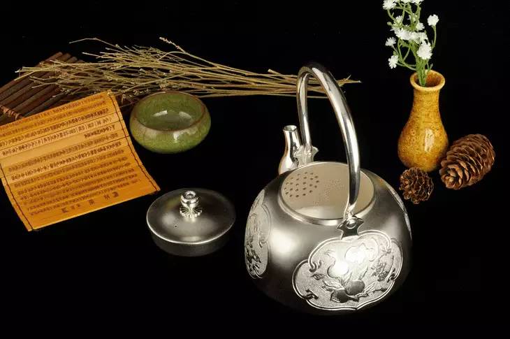 尤权书记出访新加坡赠陈元济银壶大有深意，出自福建这家企业！