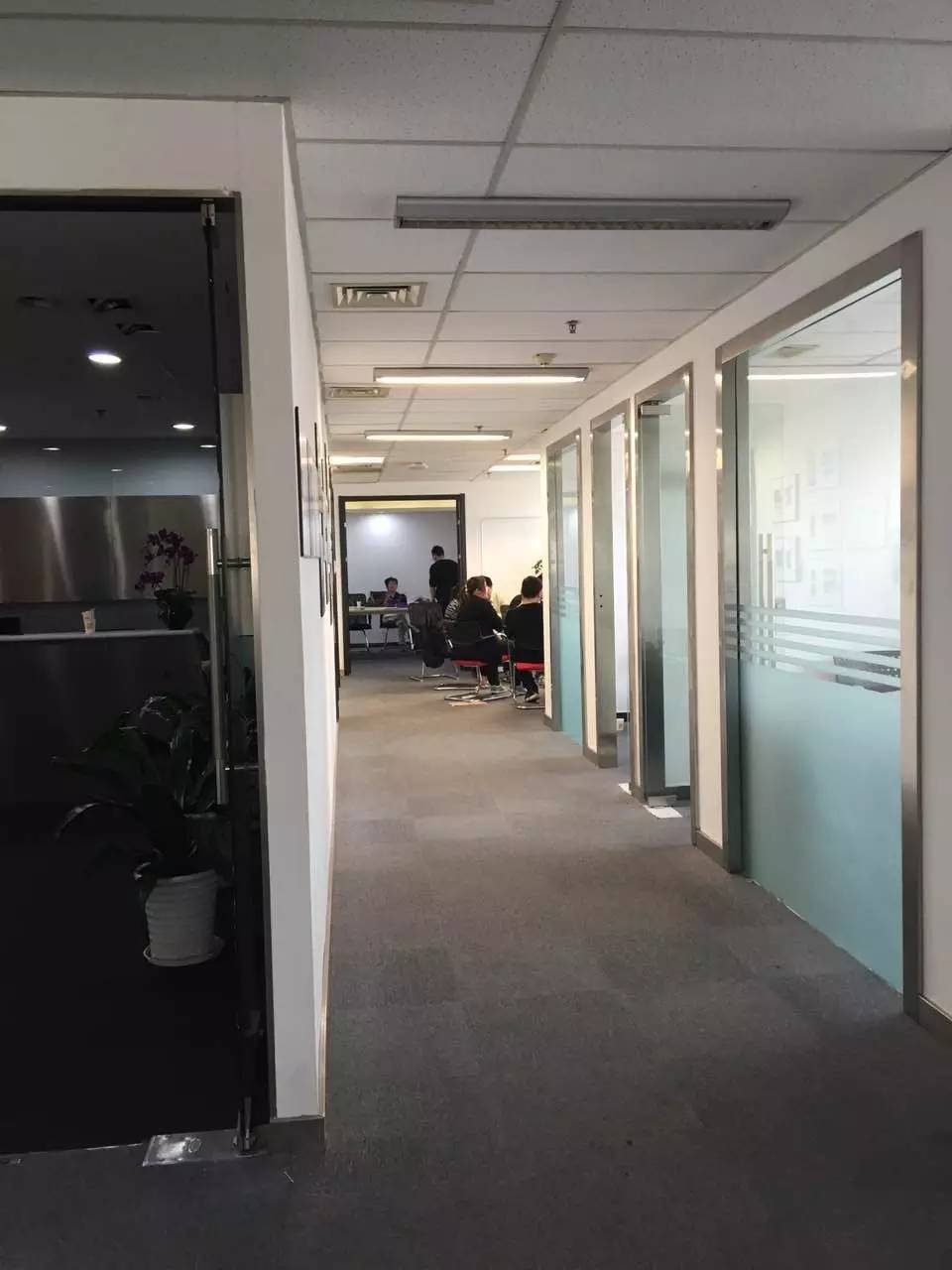 望洲财富部分公司人去楼空，记者采访遭“扣押”