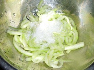 西瓜皮可以凉拌着吃吗,凉拌西瓜皮最好吃的做法