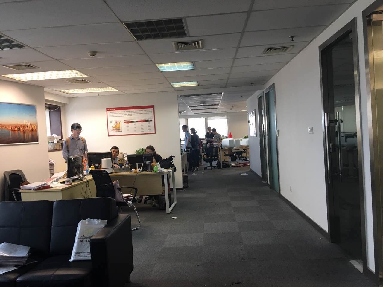 望洲财富部分公司人去楼空，记者采访遭“扣押”