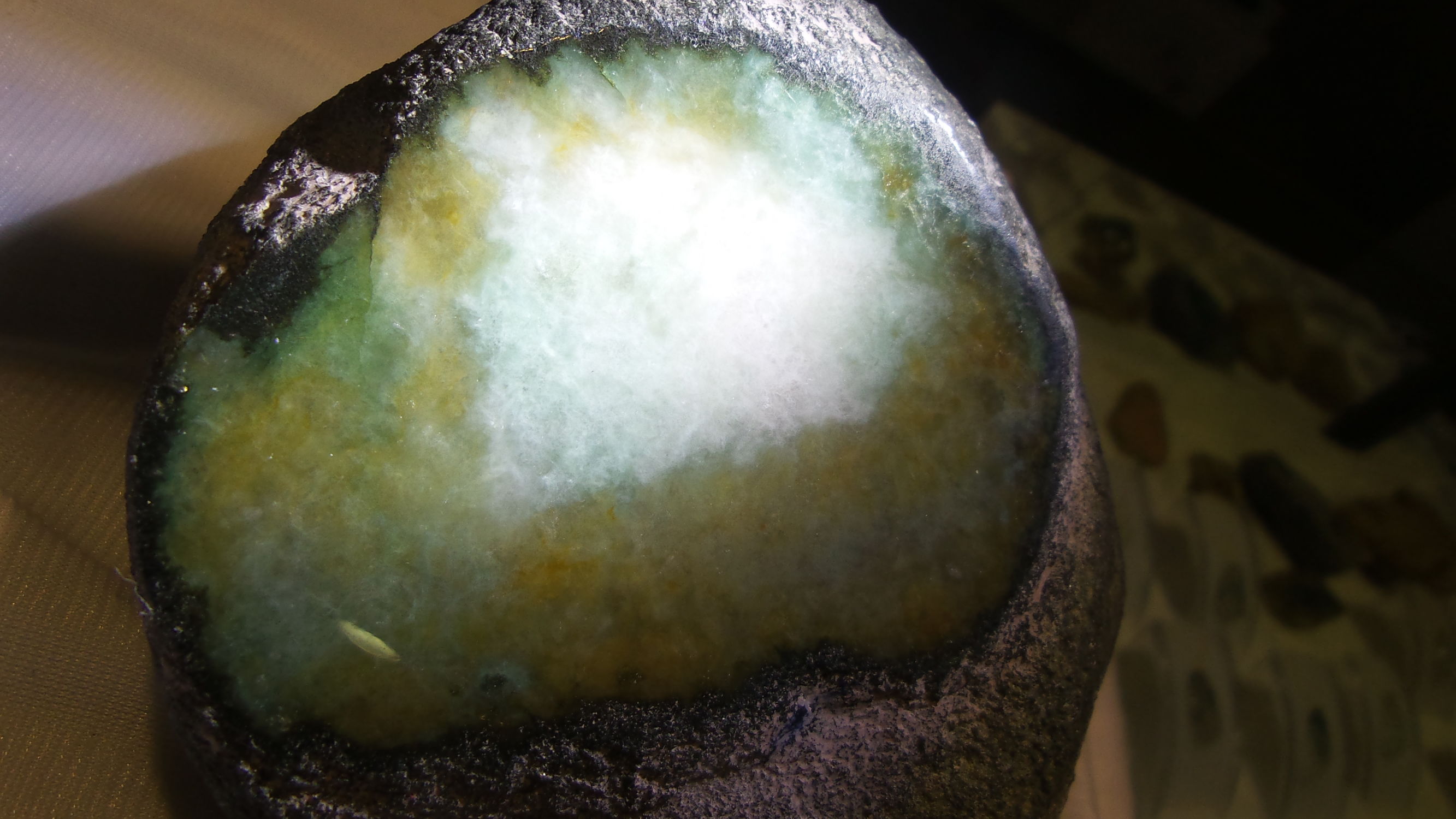 莫西沙场口翡翠,摩西砂黄盐沙翡翠原石