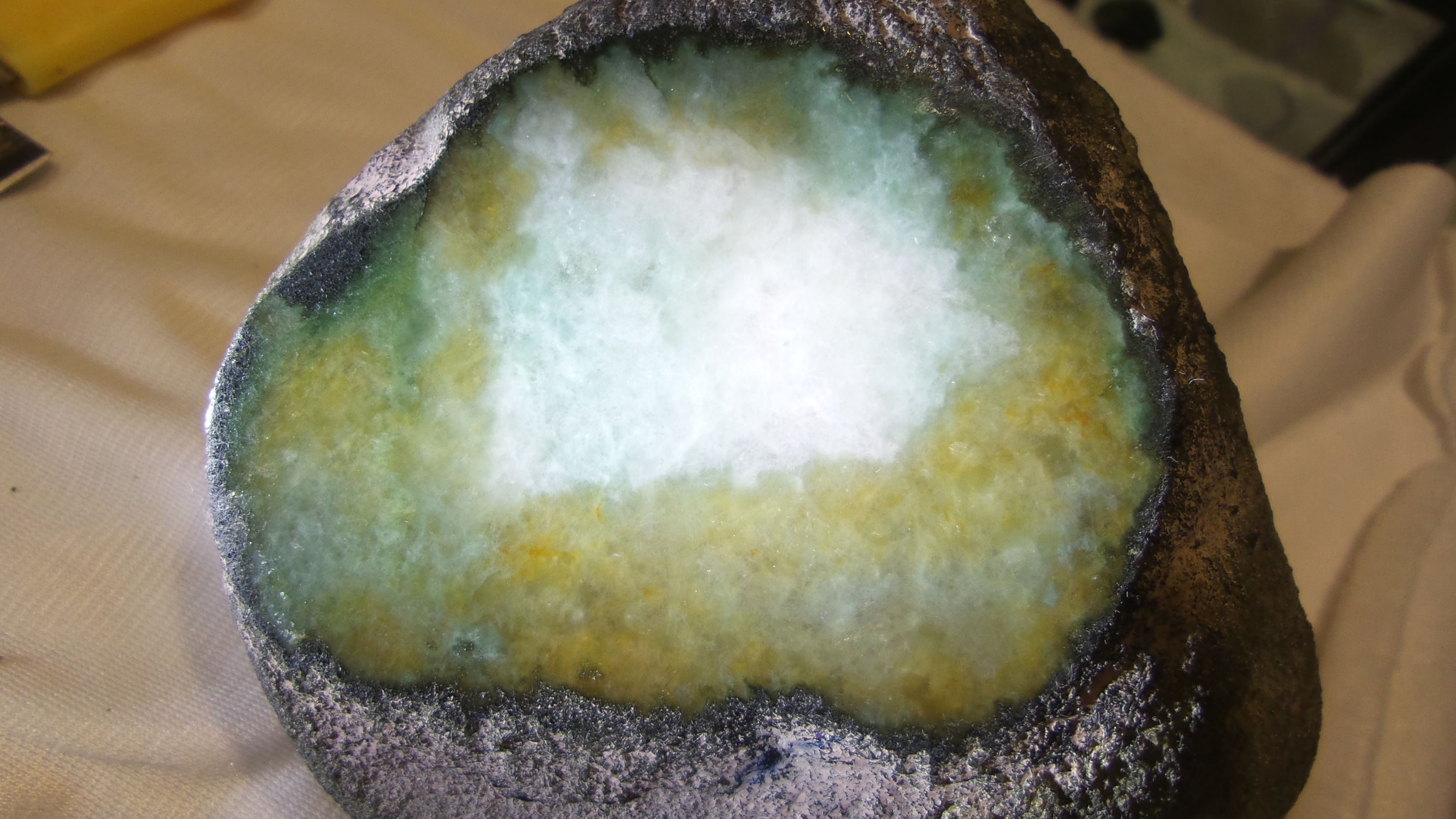 莫西沙场口翡翠,摩西砂黄盐沙翡翠原石