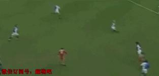 GIF-幸运女神的微笑！躺着也能进球！